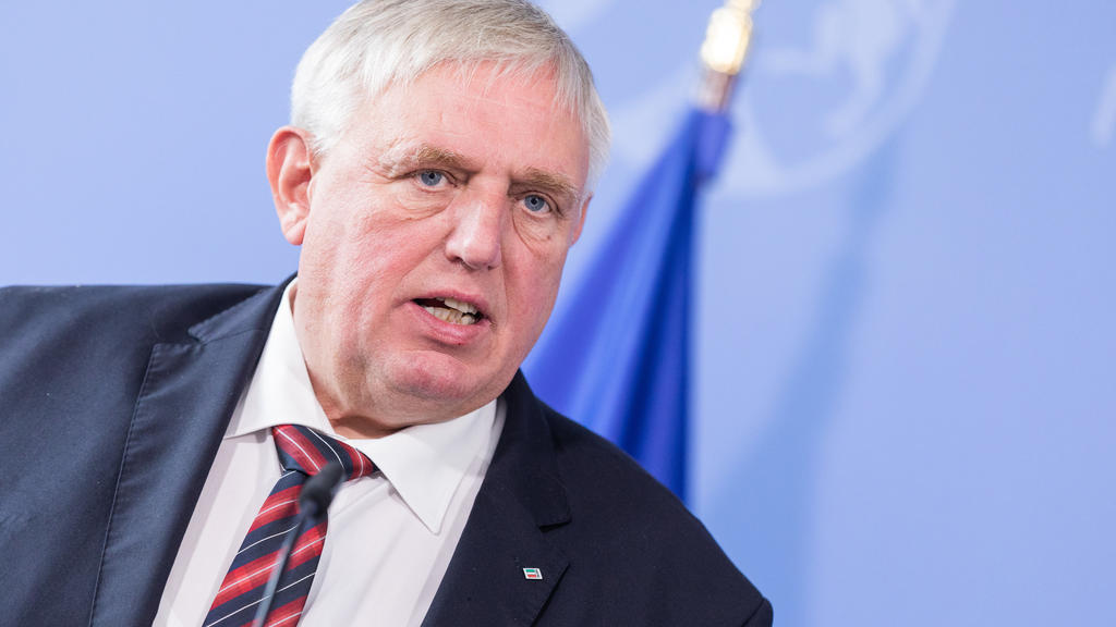 ARCHIV - 31.08.2020, Nordrhein-Westfalen, Düsseldorf: Karl-Josef Laumann (CDU), Gesundheitsminister von Nordrhein-Westfalen, bei einem Statement. Als Konsequenz aus Verstößen gegen die Corona-Schutzmaßnahmen bei einer Hochzeitsfeier in Hamm sollen di