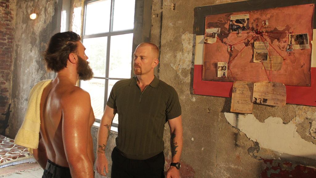 Bela Klentze mit seinem Kollegen Andreas Pape am Filmset.