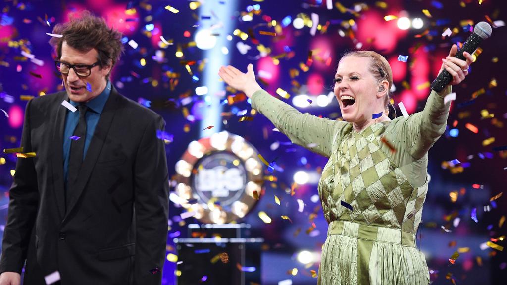 Sie kann endlich ihr wahres Gesicht zeigen: Patricia Kelly gewinnt "Gute Leistung"