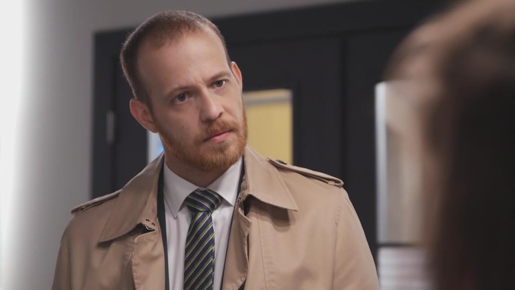 Unter uns: Tobias schaut Vivien an.