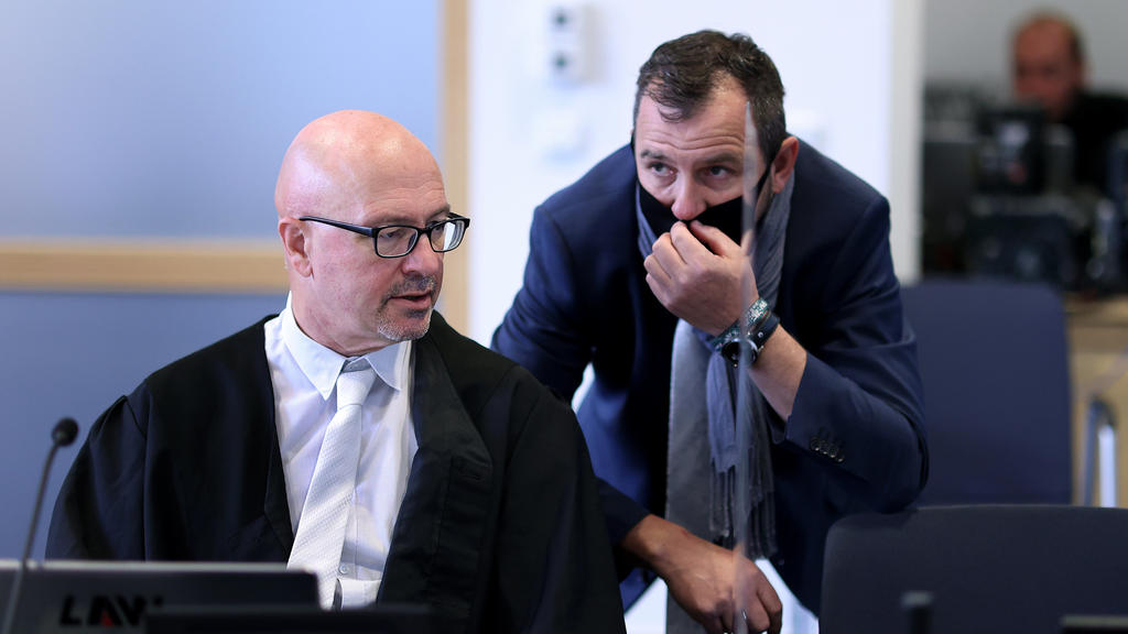 13.10.2020, Sachsen-Anhalt, Magdeburg: Hans-Dieter Weber (l) und Thomas Rutkowski, Verteidiger des angeklagten Stephan Balliet, unterhalten sich vor Beginn des 16. Prozesstages im Landgericht. Die Bundesanwaltschaft wirft dem Attentäter von Halle 13