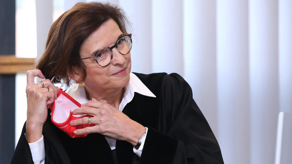 13.10.2020, Sachsen-Anhalt, Magdeburg: Die Vorsitzende Richterin Ursula Mertens nimmt zu Beginn des 16. Prozesstages im Landgericht ihren Mund-Nasen-Schutz ab. Prozesstages im Landgericht. Die Bundesanwaltschaft wirft dem Attentäter von Halle 13 Stra
