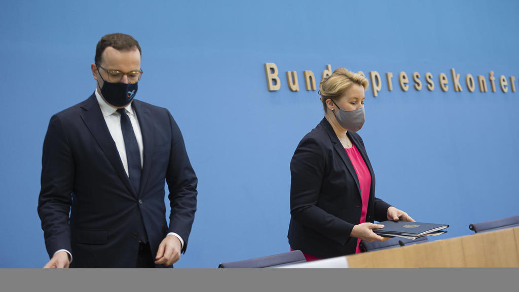 Jens Spahn, Bundesminister fuer Gesundheit, und Franziska Giffey, Bundesfamilienministerin, sprechen in der Bundespressekonferenz zum Thema: Kitas in der Corona-Pandemie. Berlin, 16.10.2020 Berlin Deutschland *** Jens Spahn, Federal Minister of Heal