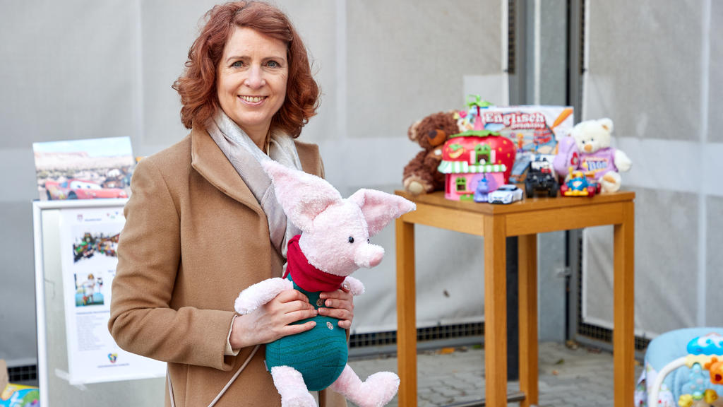 16.10.2020, Hamburg: Monica Lierhaus, Moderatorin, hält während eines Pressetermins auf dem Recyclinghof Liebigstraße in Hamburg-Billbrook ein Plüschtier in den Händen. Die Stadtreinigung startete die Sammlung von gebrauchtem Spielzeug für bedürftige
