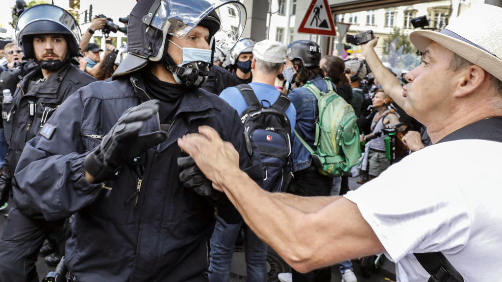Demo Corona Gegner Berlin, DEU, 29.08.2020 - Corona Gegner, Rangelei eines Demonstranten mit Polizisten. In Berlin demonstrieren zum zweiten Mal Tausende Corona-Leugner gegen die Beschraenkungen in der Pandemie. Abstandsregeln wurden ignoriert. Berl
