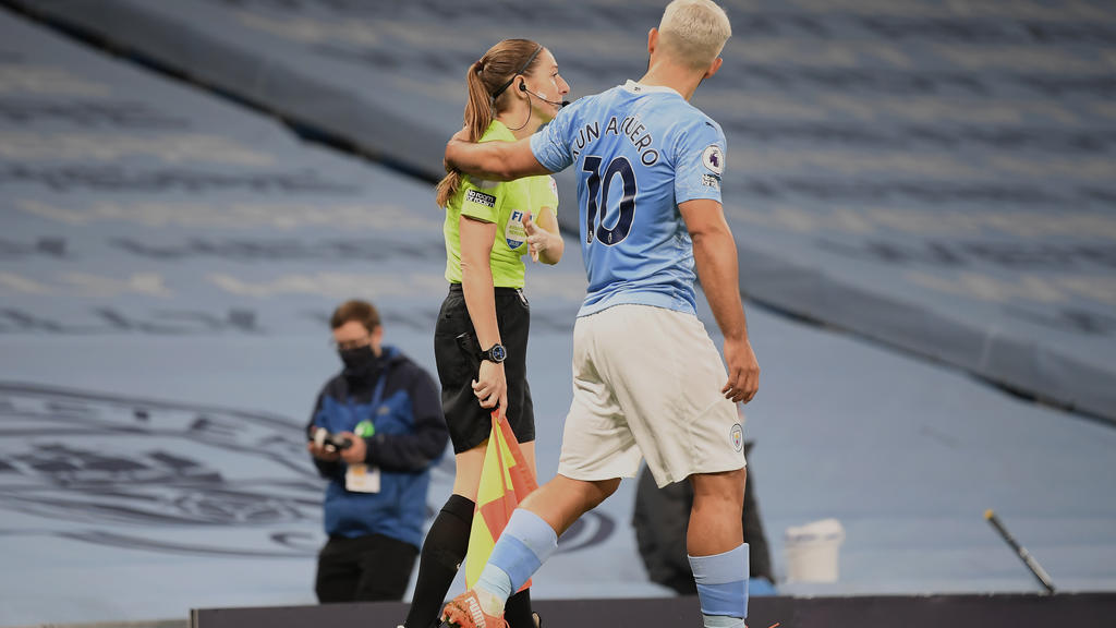 MANCHESTER, ENGLAND - OCTOBER 17: Assistant referee Sian Massey-Ellis and Sergio Aguero of Manchester City during the Premier League match between Manchester City and Arsenal at Etihad Stadium on October 17, 2020 in Manchester, England. Sporting stad