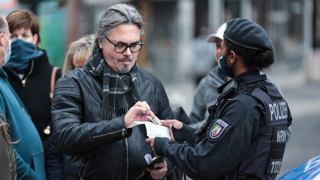 Demonstranten bei der Einlasskontrolle in Dortmund