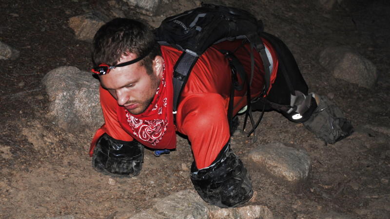 Kyle Maynhard trainiert für die Besteigung des Kilimandscharo in Afrika.