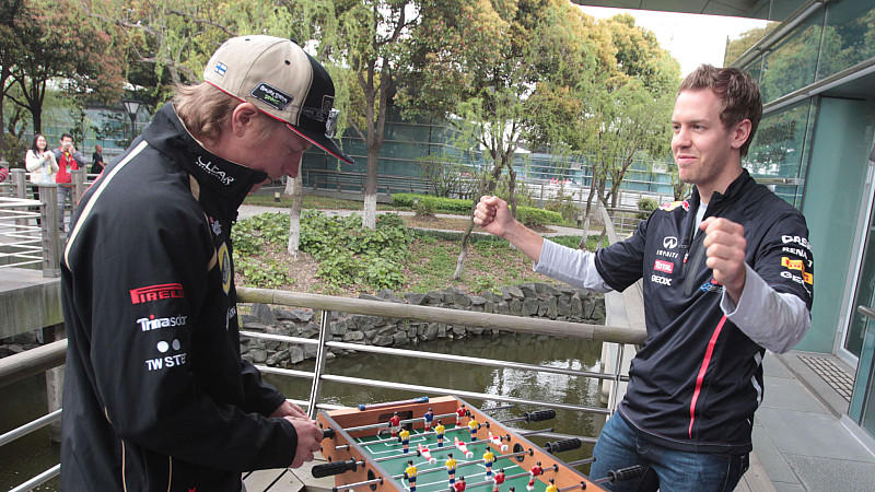 Auch beim Kickern hatte Sebastian Vettel gegen Kimi Räikkönen die Nase vorn.