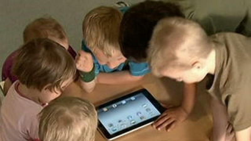 Kinder spielen gerne stundenlang mit iPads und Tablets. Experten und Pädagogen sehen einen zu hohen Medien-Konsum bei Kindern kritisch.
