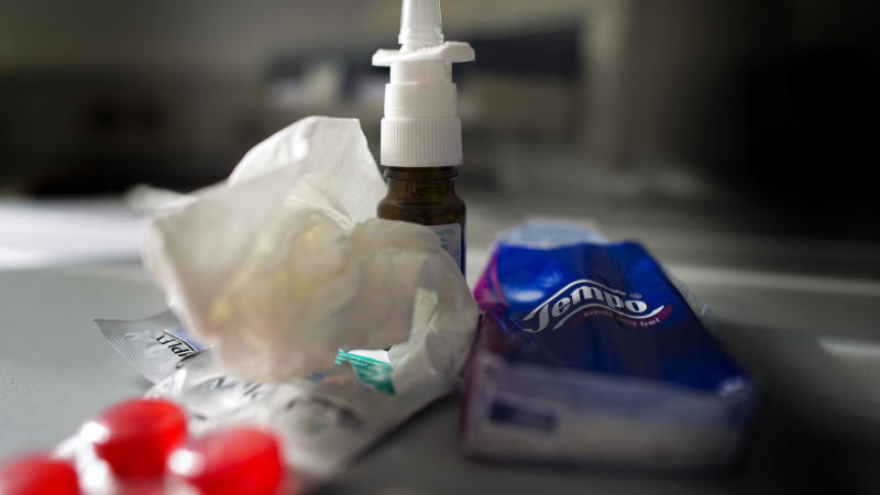ILLUSTRATION - Erkältungsmittel wie Nasenspray, Halstabletten und Papiertaschentücher liegen am 21.02.2012 auf einem Tisch in einem Büro in Dresden (Sachsen). Mehr als 200 Menschen sind in Sachsen-Anhalt an Grippe erkrankt. Bis Anfang dieser Woche se