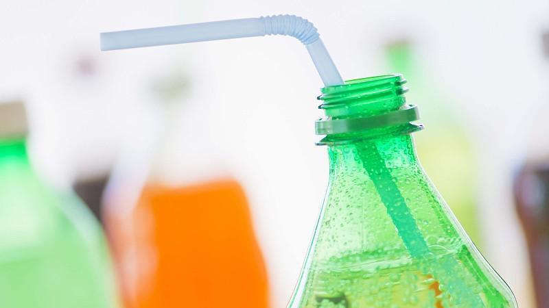 Studio shot of bottles with beverages, Erfrischungsgetränke in Plastikflaschen Keine Weitergabe an Drittverwerter.