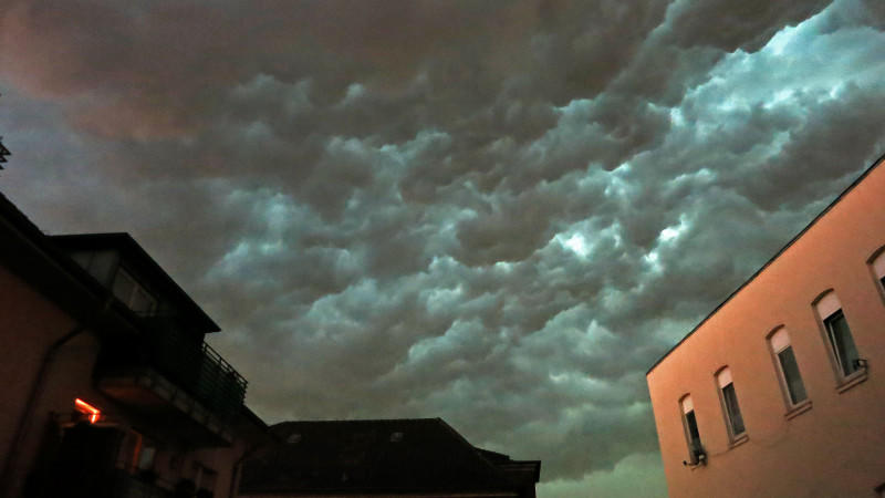 Hagel und umgestürzte Bäume: Tote und Schäden nach Unwettern