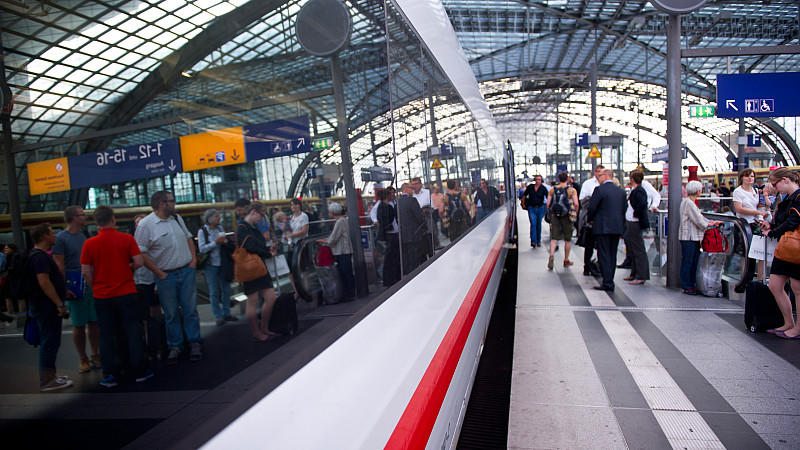 Nach dem Unwetter über Deutschland normalisiert sich der Schienenverkehr allmählich wieder.