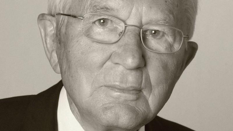 HANDOUT - Aldi-Mitgründer Karl Albrecht (undatiert). Foto: Aldi Süd/dpa (zu: "Aldi-Mitgründer Karl Albrecht ist tot" vom 21.07.2014; ACHTUNG: Nur zur redaktionellen Verwendung im Zusammenhang mit der aktuellen Berichterstattung und nur bei Nennung: "