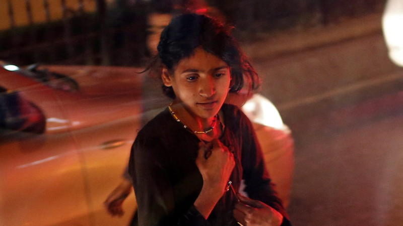 Flüchtlingsmädchen bettelt zwischen Autos in Istanbul.