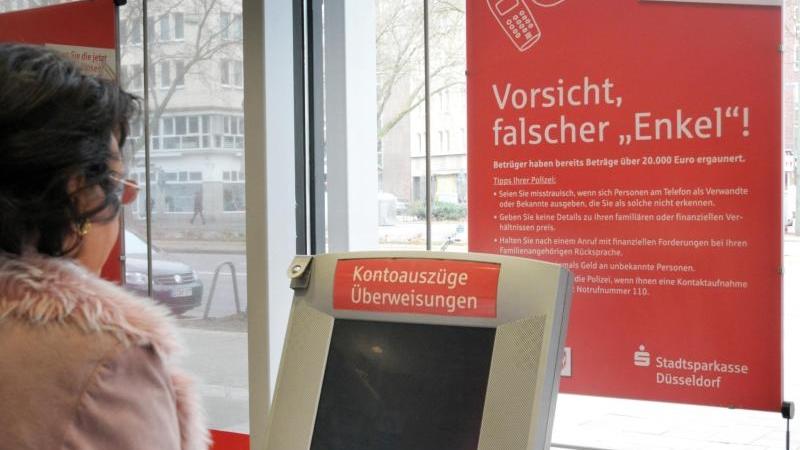 Die Polizei stellt klar: Es gibt keine "Sonderstelle Enkeltrick". Foto: Horst Ossinger/Archiv