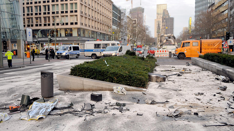 Fahrzeugteile liegen in Berlin nach einem illegalen Autorennen in der Tauentzienstraße.