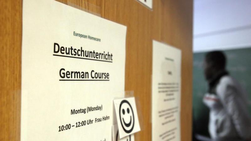 Ein Zettel mit der Aufschrift "Deutschunterricht" für Asylbewerber. Foto: Bernd Wüstneck