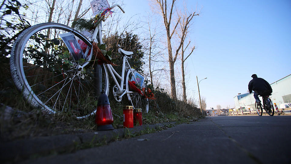 Ein weiß gestrichenes Fahrrad steht am 17.02.2016 am Auerweg in Köln (Nordrhein-Westfalen) am Strassenrand an der Unfallstelle eines tödlichen Unfalls bei einem illegalen Autorennen. Der Prozess gegen zwei wegen des Unfalls wegen fahrlässiger Tötung