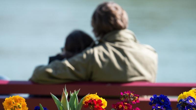Die Frühlingssonne sorgt für Glücksgefühle. Viele sind nun auch bereit für eine neue Liebe. Foto: Armin Weigel
