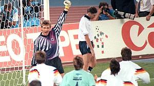 Der deutsche Torhüter Bodo Illgner (l, oben) reisst triumphierend einen Arm hoch, und seine Mitspieler stürmen jubelnd auf ihn zu, während der englische Mittelfeldspieler Chris Waddle (M, hinten) nach dem verschossenen entscheidenden Elfmeter fassung