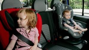Die drei Jahre alte Hannah (l) und ihre 11 Monate alte Schwester Felicia sitzen am Mittwoch (23.05.2007) in ihren Kindersitzen in einem Auto in München (Oberbayern) - Illustration. Am Donnerstag (24.05.2007) gibt der ADAC in München die Ergebnisse se