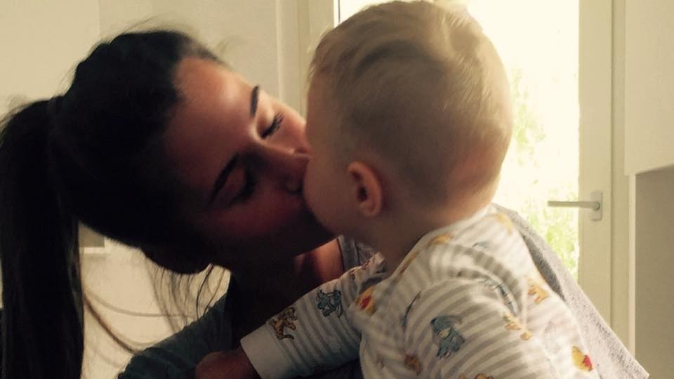 Sarah Lombardi küsst ihren Sohn Alessio vorm Schlafengehen