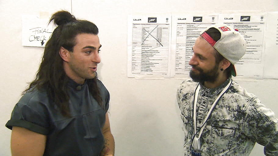 Dance Dance Dance: Cale Kalay macht eine Studio-Tour und trifft auch einen Stylisten