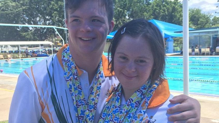 Michael Cox und Taylor Anderton bei einem Schwimmwettbewerb 2010