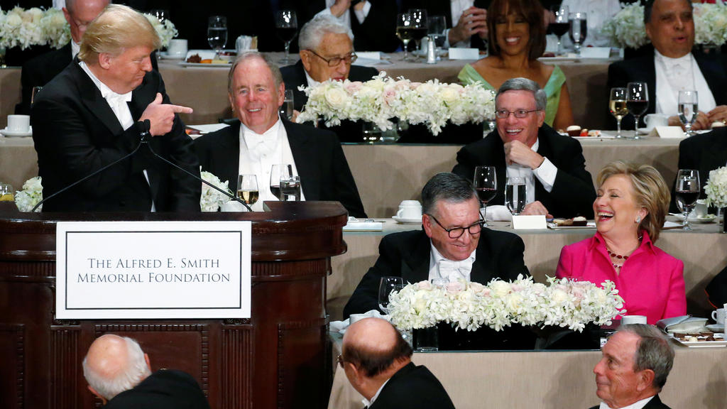 Democratic U.S. presidential nominee Hillary Clinton (R) reacts to a joke by Republican U.S. presidential nominee Donald Trump (L) at the Alfred E. Smith Memorial Foundation dinner in New York, U.S. October 20, 2016. REUTERS/Jonathan Ernst TPX IM