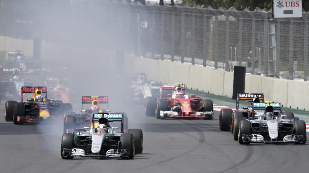 Formula One - F1 - Mexican F1 Grand Prix - Mexico City, Mexico - 30/10/16 - Mercedes' Lewis Hamilton of Britain (44) trails smoke as he leads the pack at the start of the race. REUTERS/Henry Romero