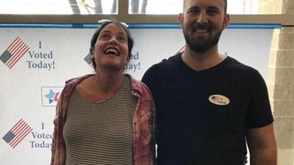 Soshy Adelstein legte einen Zwischenstopp im Wahllokal ein.