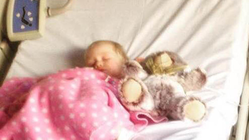 Sienna kam ins Krankenhaus. Dort bekam sie Infusionen, weil sie nichts mehr essen konnte.