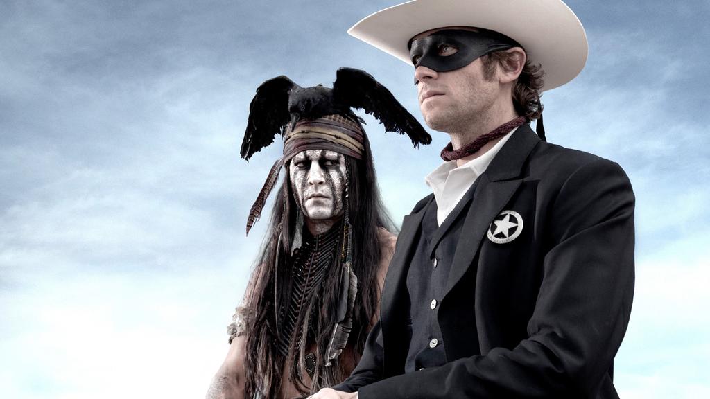 Zusammen mit dem kauzigen Komantschen Tonto (Johnny Depp, l.) begibt sich John Reid (Armie Hammer) als maskierter Lone Ranger auf die Suche nach den Mördern seines Bruders.