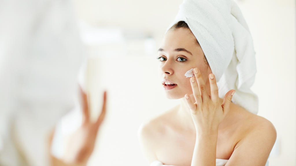 Brightening-Creme kann Pigmentflecken aufhellen.