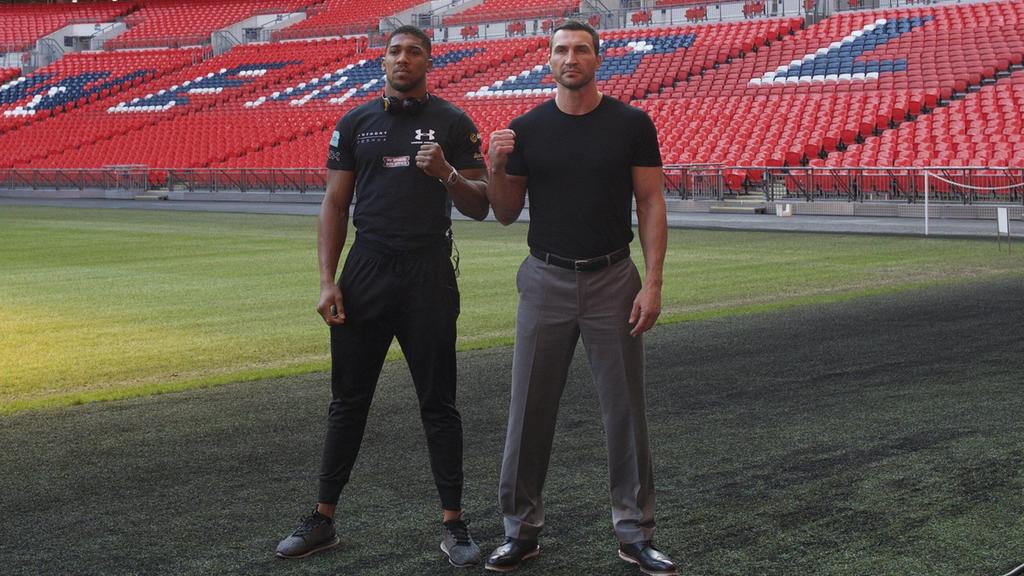 14.12.2016, Wembley Stadium, London, GBR, Anthony Joshua vs Wladimir Klitschko, Pressekonferenz, im Bild Anthony Joshua MBE (left) and Wladimir Klitschko // Anthony Joshua MBE (left) and Wladimir Klitschko during the press conference PK Pressekonfere