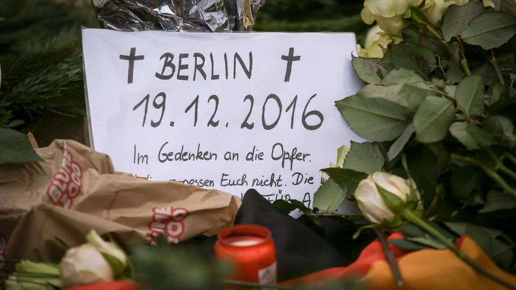 20.12.2016, Berlin, Deutschland, GER, Breitscheidplatz, Weihnachtsmarkt. Trauer um die Opfer. An dieser Stelle fuhr ein LKW am gestrigen Abend in eine Menschenmenge, 12 Menschen kamen dabei ums Leben. Zahlreiche Menschen liegen verletzt im Krankenhau