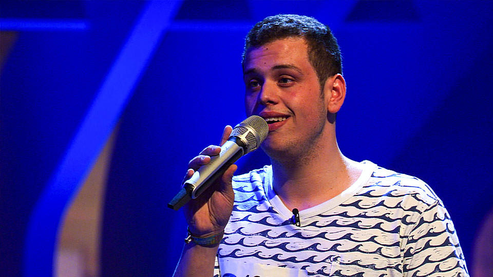 Robin Becker überzeugt die DSDS-Jury und singt sich in den Recall.