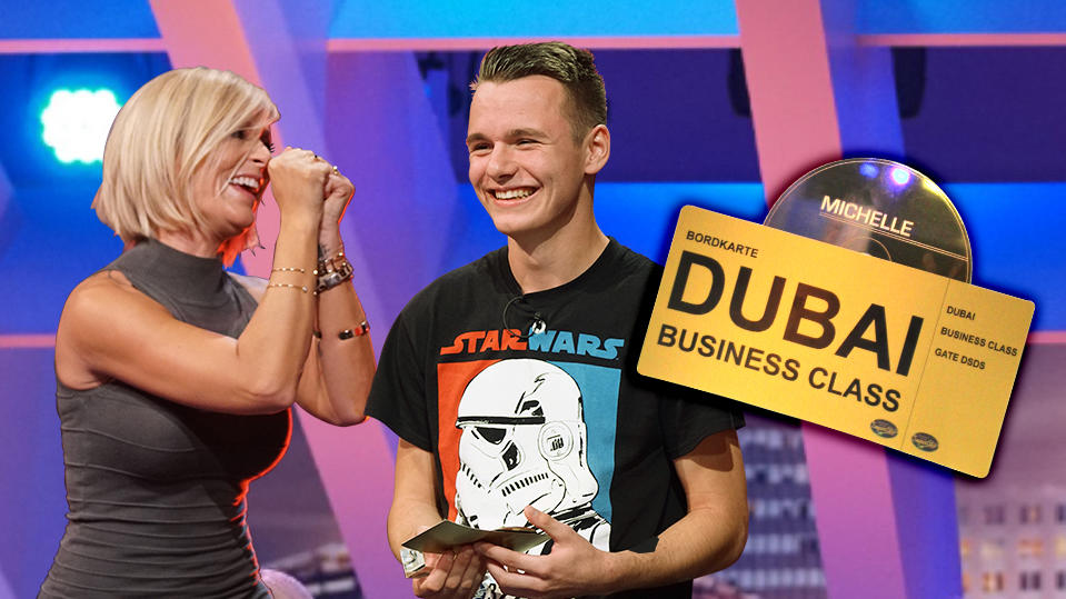 Sandro Brehorst bekommt die "Goldene CD" von DSDS-Jurorin Michelle.