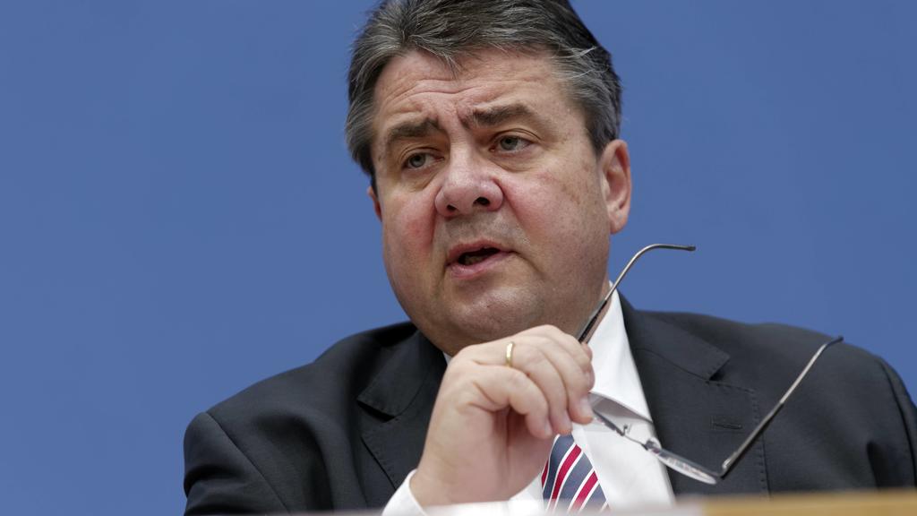 Sigmar Gabriel 2016-12-19, Berlin, Deutschland - Sigmar Gabriel (SPD), Bundesminister für Wirtschaft und Energie, zieht neun Monate vor dem Ende der Legislatur vor der Bundespressekonferenz Zwischenbilanz der Wirtschaftspolitik der Großen Koalition.S