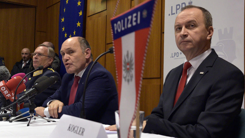 Der Generaldirektor für die öffentliche Sicherheit Konrad Kogler (r), der Innenminister Wolfgang Sobotka (ÖVP, m) und der General Karl Mahrer informieren am 20.01.2017 Medienvertreter nach der Festnahme eines Terrorverdächtigen in der Rotenhofgasse W