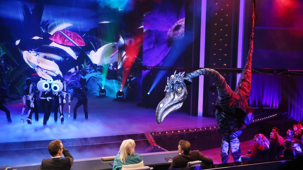 "Close Act Theatre" zeigen auf der Puppenstars-Bühne einen riesigen Dinosaurier