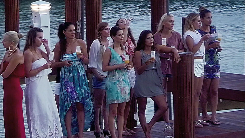 Bei den Ladys kommt Kattias sexy Show nicht gut an.