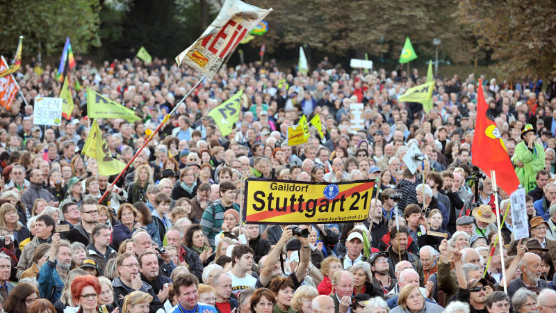 Der Protest reist nicht ab: Immer mehr Menschen gehen zum Protest gegen das geplante Bauprojekt 'Stuttgart 21' auf die Straße und machen ihrem Unmut Luft.