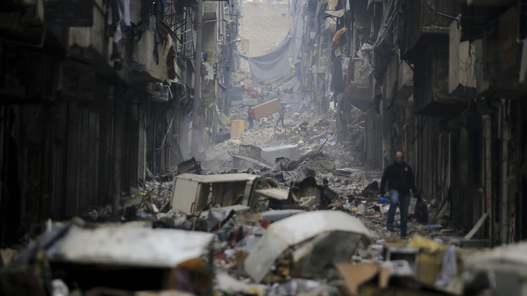 ARCHIV - Das am 20.01.2017 aufgenommene Foto zeigt Menschen, die im östlichen Stadtteil Salaheddine in der vom Krieg zerstörten Stadt Aleppo (Syrien) unterwegs sind. Am 14.03.2017 beginnt in der kasachischen Hauptstadt Astana eine neue Runde der Syr