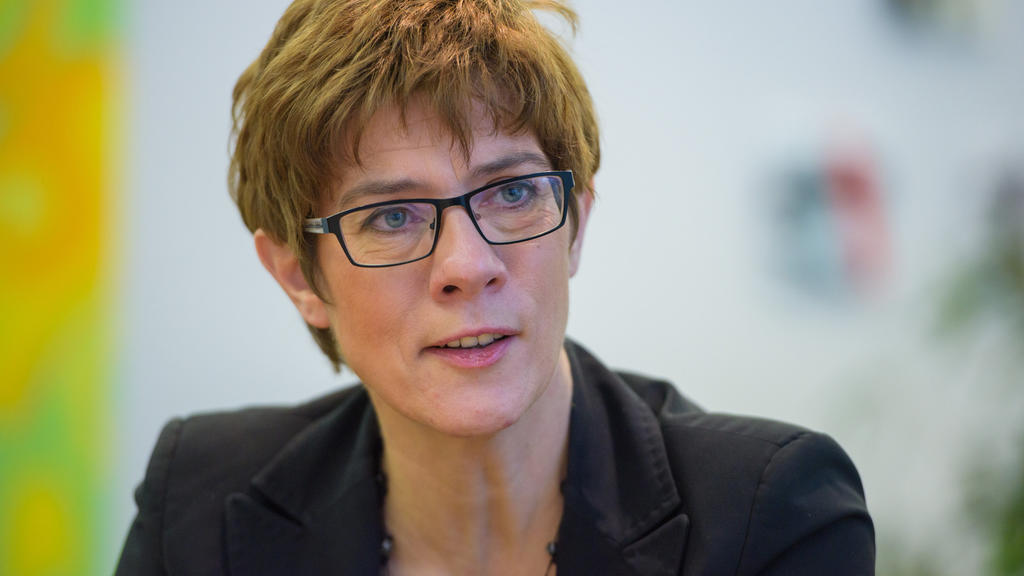 ARCHIV - Die saarländische Ministerpräsidentin Annegret Kramp-Karrenbauer (CDU) gibt am 16.12.2015 in ihrem Büro in der Saarländischen Staatskanzlei in Saarbrücken (Saarland) ein Interview. Das Saarland will Wahlkampfauftritte türkischer Politiker im
