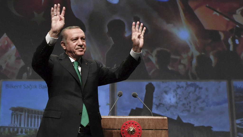 Der türkische Präsident Recep Tayyip Erdogan (l) lässt sich am 14.03.2017 in seinem Palast in Ankara, Türkei, nach einer Rede zu Angestellten im Gesundheitsbereich feiern. Rechts applaudiert ihm der türkische Gesundheitsminister Recep Akdag. Erdogan