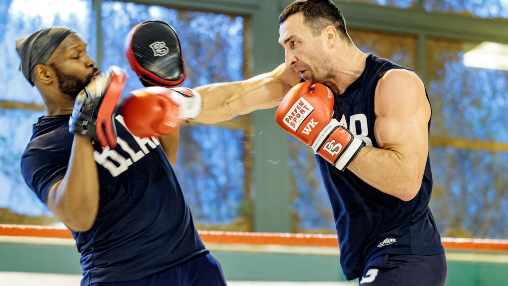 Der Schwergewichtsboxer Wladimir Klitschko (r) trainiert am 06.04.2017 im Hotel Stanglwirt in Going (Österreich) während einer öffentlichen Trainingseinheit mit seinem Trainer Johnathon Banks. Klitschko kämpft am 29.04.2017 gegen den britischen IBF-C