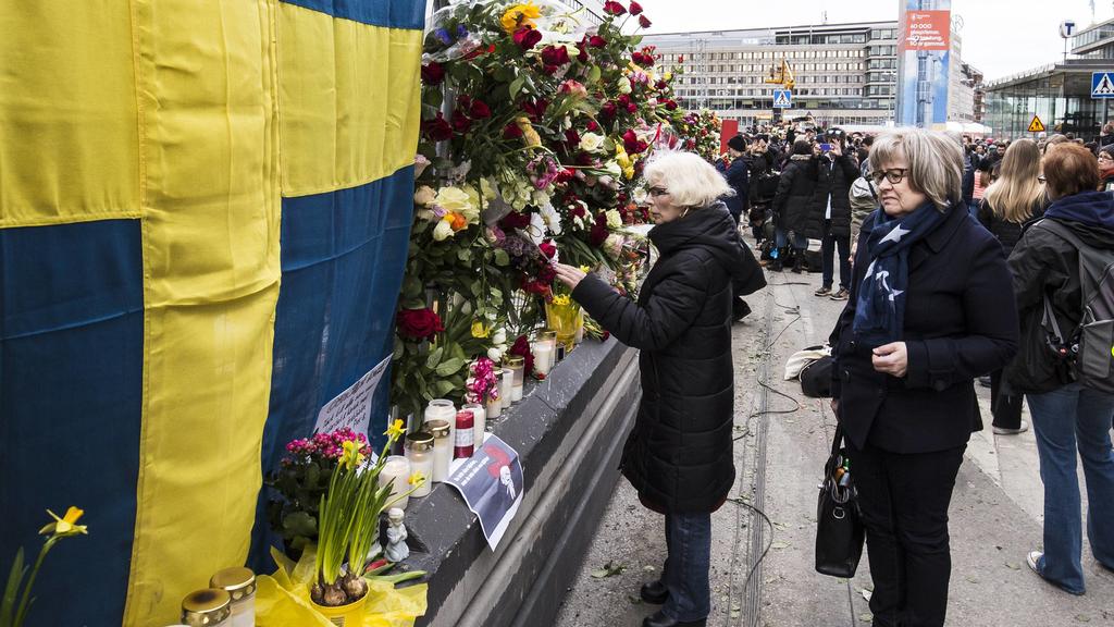 Blumen für die Anschlagsopfer in Stockholm